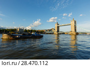 Establishing Shot London Iconic Landmark Tower Bridge. river transport (2017 год). Редакционное фото, фотограф Ирина Мойсеева / Фотобанк Лори