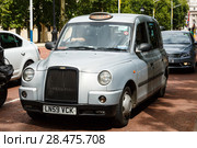 Legendary London taxi cab on the streets of London (2017 год). Редакционное фото, фотограф Ирина Мойсеева / Фотобанк Лори