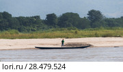 Man standing on shoreline of River Mekong, Lai Ngao, Wiang Kaen District, Chiang Rai Province, Thailand. Стоковое фото, фотограф Keith Levit / Ingram Publishing / Фотобанк Лори