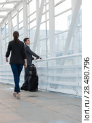 Business people in urban environment of airport. Стоковое фото, фотограф Kirill Kedrinskiy / Ingram Publishing / Фотобанк Лори