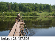 Рыбак ловит рыбу в реке летним днём. Тульская область. Заокский район. Речка Ока. Стоковое фото, фотограф Игорь Низов / Фотобанк Лори