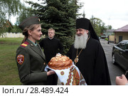 Епископ Серпуховской Роман с визитом в воинской части в деревне Ашукино (2018 год). Редакционное фото, фотограф Дмитрий Неумоин / Фотобанк Лори