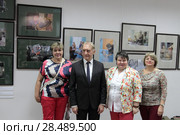 Сотрудники городской библиотеки на открытии фотовыставки в Балашихинской картинной галерее (2018 год). Редакционное фото, фотограф Дмитрий Неумоин / Фотобанк Лори