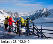 Skiers looking at view: Vallèe Blanche Glacier, Chamonix, France. Стоковое фото, агентство Ingram Publishing / Фотобанк Лори