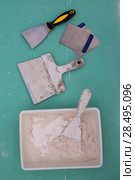 Platering tools for plaster like plaste trowel spatula on green drywall plasterboard. Стоковое фото, фотограф Tono Balaguer / Ingram Publishing / Фотобанк Лори