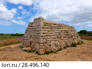 Menorca Ciutadella Naveta des Tudons megalithic chamber tomb In Balearic islands (2013 год). Стоковое фото, фотограф Tono Balaguer / Ingram Publishing / Фотобанк Лори