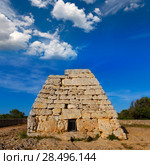 Menorca Ciutadella Naveta des Tudons megalithic chamber tomb In Balearic islands (2013 год). Стоковое фото, фотограф Tono Balaguer / Ingram Publishing / Фотобанк Лори