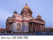 Исаакиевский собор крупным планом в майских сумерках. Санкт-Петербург, Россия (2018 год). Редакционное фото, фотограф Виктор Карасев / Фотобанк Лори