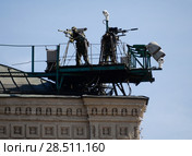 Снайперы Федеральной службы охраны обеспечивают безопасность во время военного парада на Красной площади (2018 год). Редакционное фото, фотограф Free Wind / Фотобанк Лори