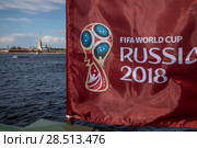 Флаги с символикой Чепионата мира по футболу FIFA 2018 на фоне Петропавловской крепости установлены на Дворцовом мосту в центре города Санкт-Петербурга, Россия. Редакционное фото, фотограф Николай Винокуров / Фотобанк Лори