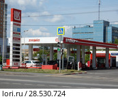 АЗС «Лукойл» № 581. Мичуринский проспект, 30а. Район Раменки. Город Москва (2018 год). Редакционное фото, фотограф lana1501 / Фотобанк Лори