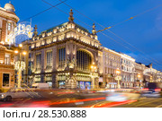 Night view of Nevsky Prospekt, Eliseyev Emporium and Christmas illumination. St. Petersburg. Russia (2017 год). Редакционное фото, фотограф Ольга Визави / Фотобанк Лори