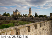 View of Ramparts Walk with Cathedral of Saint James in the background, Jerusalem, Israel (2017 год). Стоковое фото, фотограф Keith Levit / Ingram Publishing / Фотобанк Лори
