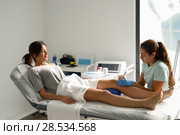Electroacupuncture dry with needle on female knee. Стоковое фото, фотограф Javier Sánchez Mingorance / Ingram Publishing / Фотобанк Лори