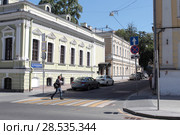 Москва, вид на Малый Харитоньевский переулок со стороны Мясницкой (2018 год). Редакционное фото, фотограф Дмитрий Неумоин / Фотобанк Лори