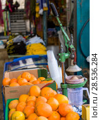 Close-up of orange juice stall in market, Safed, Northern District, Israel. Стоковое фото, фотограф Keith Levit / Ingram Publishing / Фотобанк Лори