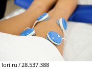 Electro stimulation in physical therapy to a young woman leg. Стоковое фото, фотограф Javier Sánchez Mingorance / Ingram Publishing / Фотобанк Лори