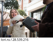 Burglar stealing bag of female pensioner. Стоковое фото, фотограф Татьяна Яцевич / Фотобанк Лори