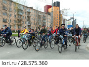 Массовый велопробег в Петрозаводске 28 мая 2017 года. Набережная Варкауса. Полицейские едут на велосипедах в начале колонны. Редакционное фото, фотограф Сергей Цепек / Фотобанк Лори