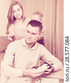 woman with crying son extorting money. Стоковое фото, фотограф Яков Филимонов / Фотобанк Лори
