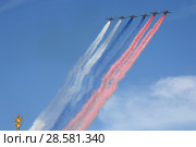 Группа штурмовиков Су-25 "Грач" дымят цветами российского флага в небе над Красной площадью во время парада, посвященного 73-летию Победы в Великой Отечественной войне (2018 год). Редакционное фото, фотограф Free Wind / Фотобанк Лори
