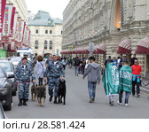 Город Москва,группа болельщиков и наряд полиции с собаками у ГУМа (2018 год). Редакционное фото, фотограф Дмитрий Неумоин / Фотобанк Лори