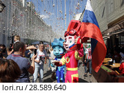Москва, Никольская улица полная иностранцев, приехавших на ЧМ по футболу 2018 года. Редакционное фото, фотограф Дмитрий Неумоин / Фотобанк Лори