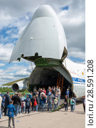 Очередь в самолет Ан-124 "Руслан", эродром Мигалово. Праздничные мероприятия, приуроченные к 75-летию со дня формирования 12-й гвардейской военно-транспортной авиационной Мгинской дивизии 196-го ВТАП (2018 год). Редакционное фото, фотограф Alexei Tavix / Фотобанк Лори