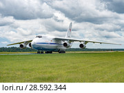 Ан-124-100 "Руслан" (бортовой RF-82011) на рулении, аэродром Мигалово, Тверь (2018 год). Редакционное фото, фотограф Alexei Tavix / Фотобанк Лори