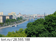 Вид на Москву и Москву-реку со смотровой площадки около здания РАН (2018 год). Стоковое фото, фотограф Елена Коромыслова / Фотобанк Лори