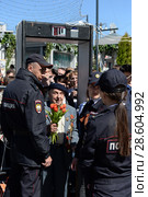 Проход через досмотровые рамки на Красную площадь Москвы (2018 год). Редакционное фото, фотограф Free Wind / Фотобанк Лори