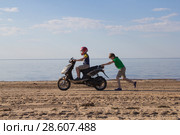 Дети толкают мотороллер по берегу моря. Стоковое фото, фотограф Яковлев Сергей / Фотобанк Лори
