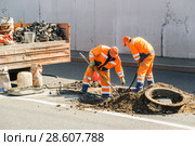 Замена чугунных канализационных люков на проспекте Мира. Москва (2010 год). Редакционное фото, фотограф Алёшина Оксана / Фотобанк Лори