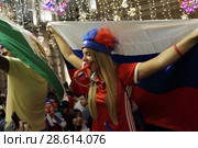Москва, ликующая российская фанатка на Никольской после футбольного матча Россия-Египет (2018 год). Редакционное фото, фотограф Дмитрий Неумоин / Фотобанк Лори
