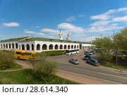 Вид на Гостиный Двор на улице Советской, автобусную станцию и Троицкою церковь. Зарайск, Московская область. Зарайский Кремль (2014 год). Редакционное фото, фотограф Pukhov K / Фотобанк Лори