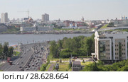 Транспортная магистраль и город на берегу реки. Казань, Татарстан, Россия (2018 год). Стоковое видео, видеограф Вадим Хомяков / Фотобанк Лори