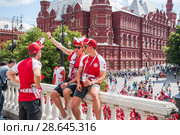 Футбольные болельщики сборной Дании на Манежной площади. Чемпионат мира по футболу FIFA 2018 в России. Москва. Редакционное фото, фотограф Алёшина Оксана / Фотобанк Лори