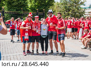 Футбольные болельщики сборной Дании на Манежной площади. Чемпионат мира по футболу FIFA 2018 в России. Москва. Редакционное фото, фотограф Алёшина Оксана / Фотобанк Лори