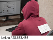 Интернет тролль у компьютера. Мужчина с надписью на спине : "Don't feed the troll" (Не кормите тролля) Стоковое фото, фотограф Лариса Капусткина / Фотобанк Лори