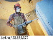 breaking interior wall. worker with demolition hammer. Стоковое фото, фотограф Дмитрий Калиновский / Фотобанк Лори
