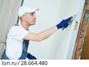 refurbishment. Worker spackling a wall with putty. Стоковое фото, фотограф Дмитрий Калиновский / Фотобанк Лори