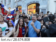 Журналистка первого канала среди ликующих людей после матча Россия-Испания на Никольской в Москве (2018 год). Редакционное фото, фотограф Дмитрий Неумоин / Фотобанк Лори