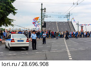 Разводящийся Дворцовый мост. Санкт-Петербург (2017 год). Редакционное фото, фотограф Александр Щепин / Фотобанк Лори