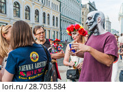 Национальный мексиканский праздник День мертвых. Лысый мужчина, загримированный под скелет, и девушка, одетая как богиня смерти. Чемпионат мира по футболу FIFA 2018 года в России. Москва. Редакционное фото, фотограф Алёшина Оксана / Фотобанк Лори