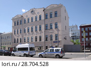 Москва. Улица Нижняя Радищевская, дом 12. Четырехэтажное административное здание. Бывший доходный дом. (1915 год) (2018 год). Редакционное фото, фотограф Илюхина Наталья / Фотобанк Лори