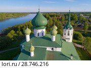 Купола церкови Рождества Иоанна Предтечи крупным планом июньским днем. Старая Ладога, Россия (2018 год). Стоковое фото, фотограф Виктор Карасев / Фотобанк Лори