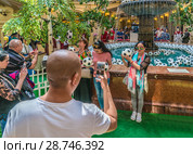 Москва, туристы делают фотографии на память в центре ГУМа у фонтана во время Чемпионата мира по футболу (2018 год). Редакционное фото, фотограф Виктор Тараканов / Фотобанк Лори