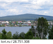 Небольшой посёлок Староуткинск. Вдали гора Сабик (2017 год). Стоковое фото, фотограф Владислав Сабанин / Фотобанк Лори