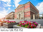 Москва. Мэрия. Цветы на Тверской улице. The building of the Moscow Government  and colorful flowers (2018 год). Стоковое фото, фотограф Baturina Yuliya / Фотобанк Лори