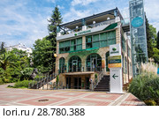 Город Сочи, Краснодарский край, Россия. Здание "Сбербанка" на  улице Войкова дом 2 летом на фоне голубого неба (2018 год). Редакционное фото, фотограф Игорь Низов / Фотобанк Лори